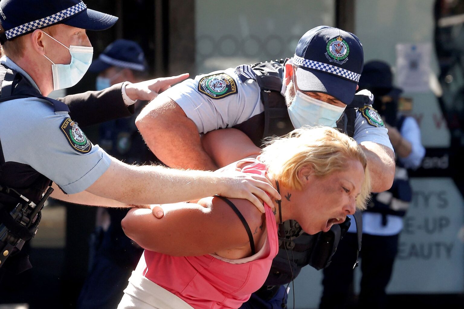 Australien slår hårdt ned på demonstranter, der er kritiske overfor politikernes vidtgående coronahåndtering.